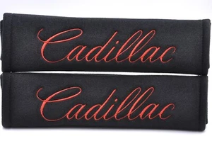 2 piezas (1 par) almohadillas para hombros cubiertas de cinturón de seguridad bordadas Cadillac (rojo sobre negro) - Imagen 1 de 1