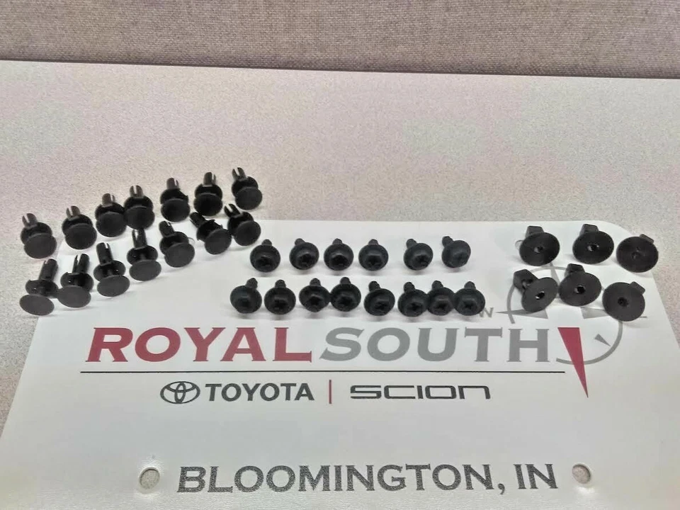 Kit de herrajes de montaje de guardabarros originales Toyota Tacoma 2005-2015   Foto 1 de 1