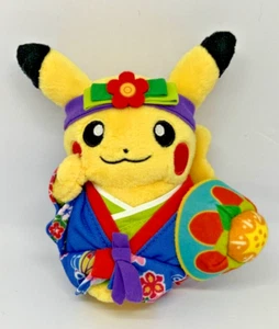 Peluche Mascotte Pikachu Commemorativa Apertura Pokemon Center Okinawa - Danza Ryubu - Foto 1 di 10