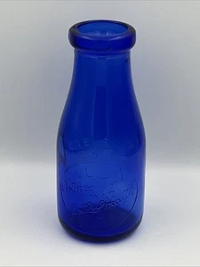 Botella de leche de vidrio azul cobalto vintage "Una botella de leche es una botella de salud". - Imagen 1 de 8