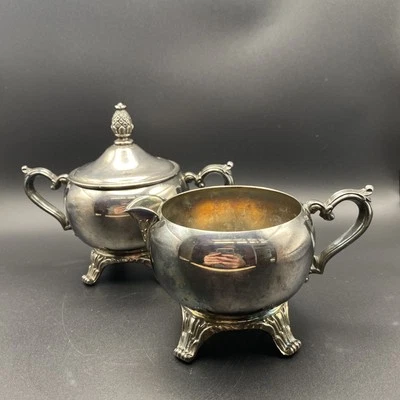 Juego de dos patas crema y azúcar chapados en plata  Foto 1 de 4