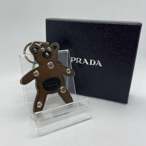 PRADA Orso Portachiavi Charm Marrone Nero Pelle Logo Saffiano Targa Usato - Foto 1 di 8