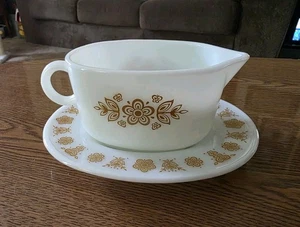 Vintage Pyrex Corning Butterfly Gold Gravy Boat w/ Underplate - Picture 1 of 8