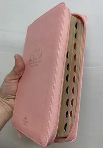 Biblia para mujer Letra Grande 12Pts RVR60, con zipper e índice | Piel Rosado - Picture 1 of 14