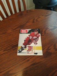 1991 BECKETT HOCKEY MONTHLY MAGAZINE WITH STEVE YZERMAN(NM)