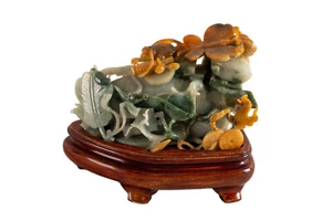 Eine feine Jadeit /- Gruppe, Schmetterling & Glücksymbole, China, Mitte 20. Jh. - Bild 1 von 9