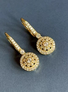 Pendientes colgantes de diamantes de oro amarillo de 9 quilates con aros de halo redondo de 0,65 quilates con cierre de palanca - Imagen 1 de 17