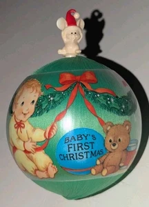 1985 Hallmark Andenken Babys erstes Weihnachten unzerbrechlich Satin Ornament Urlaub - Bild 1 von 8