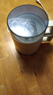 Mini exprimidor de frutas eléctrico vintage Salton JC-1  Foto 1 de 3