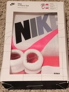 Nike Set 3 Pezzi Body, Cappello e Stivaletti Neonato Bambino 0-6 Mesi Rosa/Multi - Foto 1 di 3