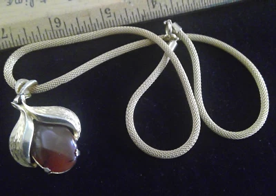 Gargantilla colgante de ciruela de 1" ámbar sintético en cadena tejida tono dorado de 20" Foto 1 de 4