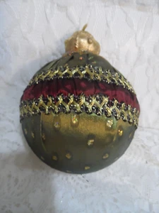 Vintage Weihnachtsschmuck - ELEGANTE STOFFBEZOGENE JUWELENKUGEL - OLIVGRÜN - Bild 1 von 2