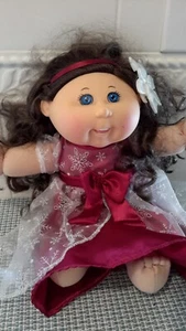 Cabbage Patch Kids 2013 Holiday Edition Brunette Blue Eyes/Poinsettia Bow Used - Bild 1 von 10