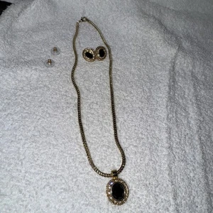 Collana e orecchini romani neri e oro - Foto 1 di 8