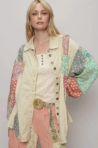 Camisa túnica POL mixta con estampado de retazos de gran tamaño con botones en beige múltiple - Imagen 1 de 5