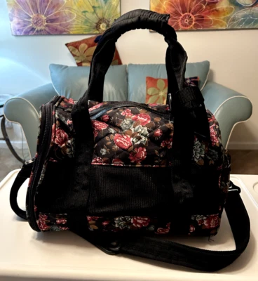 Portador floral para mascotas Doggie Duds para perros de tamaño pequeño a mediano usado Foto 1 de 4