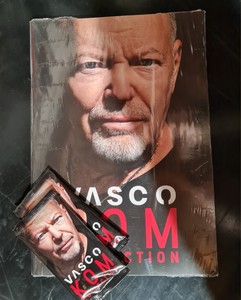 ALBUM CARD VASCO ROSSI KOM COLLECTION + 2 Bustine 