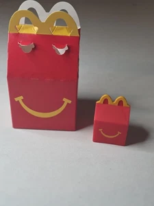 Juguete Lil McDonald's 2025 #3 Little HAPPY FOOD BOX ROJO con pegatinas y mini caja NUEVO - Imagen 1 de 11