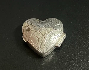 Eine alte gepunzte Sterling Silber Pillendose, London, 1987 - Bild 1 von 7