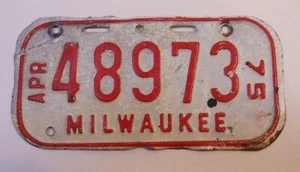 Placa de licencia de bicicleta Milwaukee 1975 vintage de Wisconsin - Imagen 1 de 1