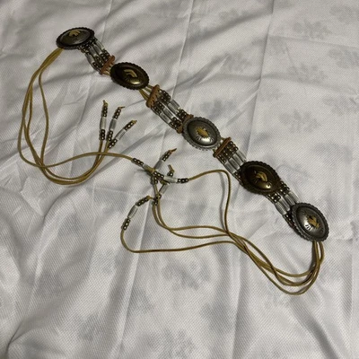 "Cinturón de cuero de colección de 3 hilos con cuentas de conchos de latón mechones de cabello hecho a mano 63"" 1983" Foto 1 de 4