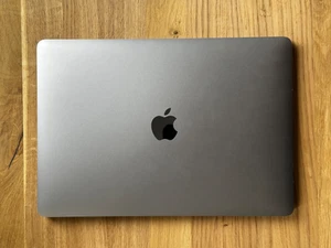 Apple MacBook Pro 13” M1 (2020) | 8GB RAM | 256GB SSD | Space Grau | Gut Zustand - Afbeelding 1 van 15