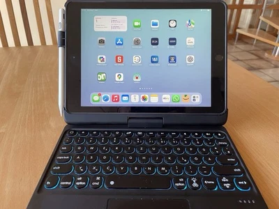 Apple iPad 6. Gen. 32GB, WLAN, 24,64 cm, (9,7 Zoll) - Silbern - Bild 1 von 4