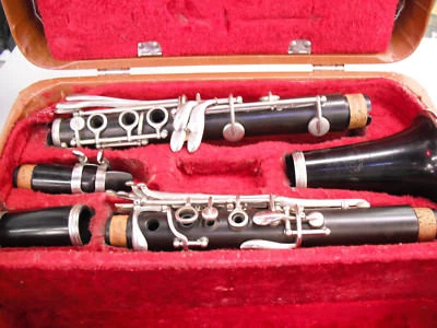 Clarinete vintage Conn 16 Reso agujero abierto con estuche Foto 1 de 3