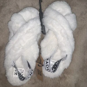 Madden NYC weiße Plüsch Kunstfell Kreuzband Plateau Schuhe mit Rückenriemen Größe 9. - Bild 1 von 3
