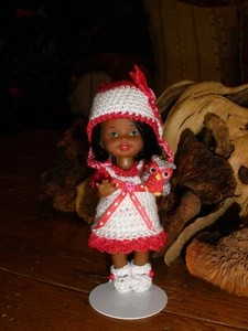 Barbie AA Kelly Chelsie Puppe, gehäkelte Kleidung, Schuhe, Zubehör & Kaiser Ständer - Bild 1 von 3