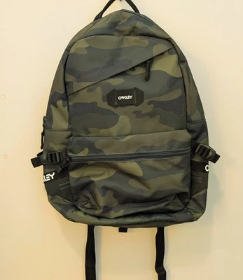 Mochila Oakley 20L Street Core Camo Foto 1 de 4