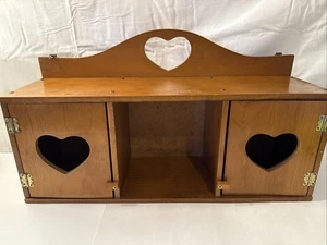 Wandregal aus Holz mit zwei Türen und Herzakzent - Bild 1 von 4