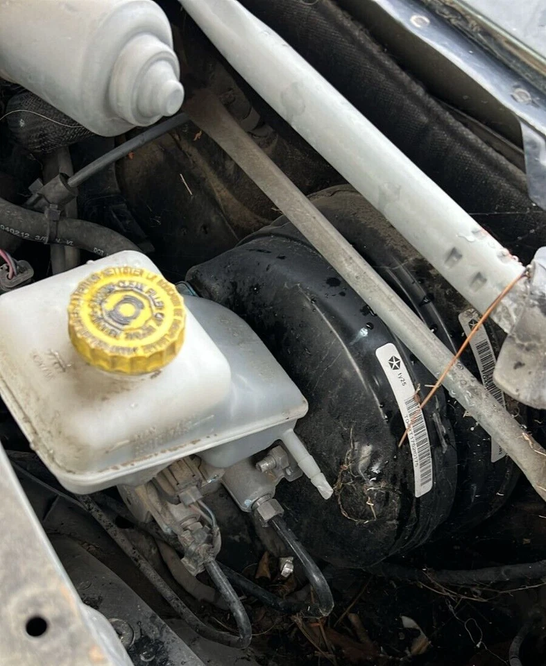 Dodge Challenger 2012 refuerzo de freno con depósito Foto 1 de 1