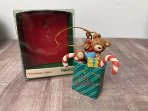 Ornamento vintage Enesco "Cutie di Natale" 1989 orso e regali - Foto 1 di 4
