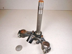 76 HONDA XL250 VÁSTAGO DE DIRECCIÓN INFERIOR ABRAZADERA TRIPLE ÁRBOL - Imagen 1 de 9