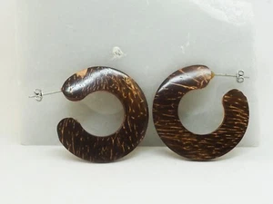 Pendientes madera de coco completamente artesanales en color marrón - Imagen 1 de 5