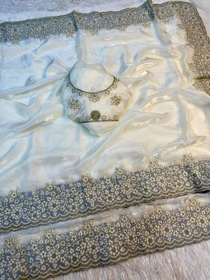 Elegante sari de seda satinada con bordado de brillo codificado blanco y elegante blusa de satén Foto 1 de 2