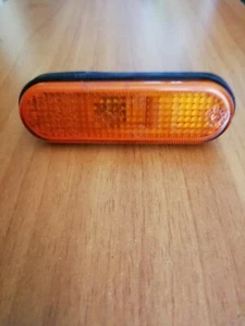 FRECCIA LATERALE ARANCIONE, DESTRA O SINISTRA, PER ALFA ROMEO 75, COMPLETA - Foto 1 di 2