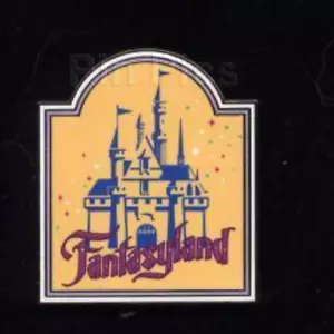 Spilla Disney 39876 WDI Cast Hong Kong Insegna Fantasyland Replica Attrazione - Foto 1 di 3