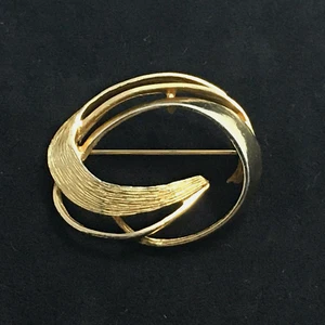 Broche Suave y Texturizado Tono Dorado Patrón Remolino Ovalado De Colección - Imagen 1 de 9