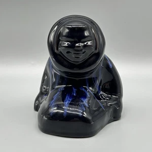 Estatuilla esquimal inuit vintage de cerámica Huronia de 5" de alto esmalte azul canadiense - Imagen 1 de 14
