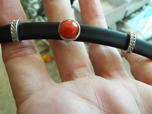 Kautschuk 7" Armband mit roten Korallen Cabachon in Sterlingsilber und Magneti gefasst - Bild 1 von 6