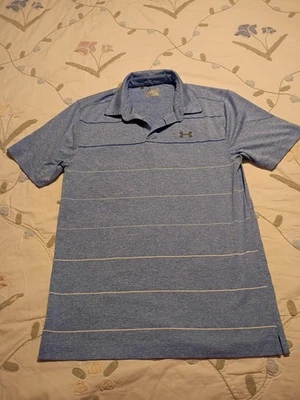 This is an Under Armour Hombre Playoff 3.0 Rayas Polo Camisa de Golf en Azul Claro Foto 1 de 4