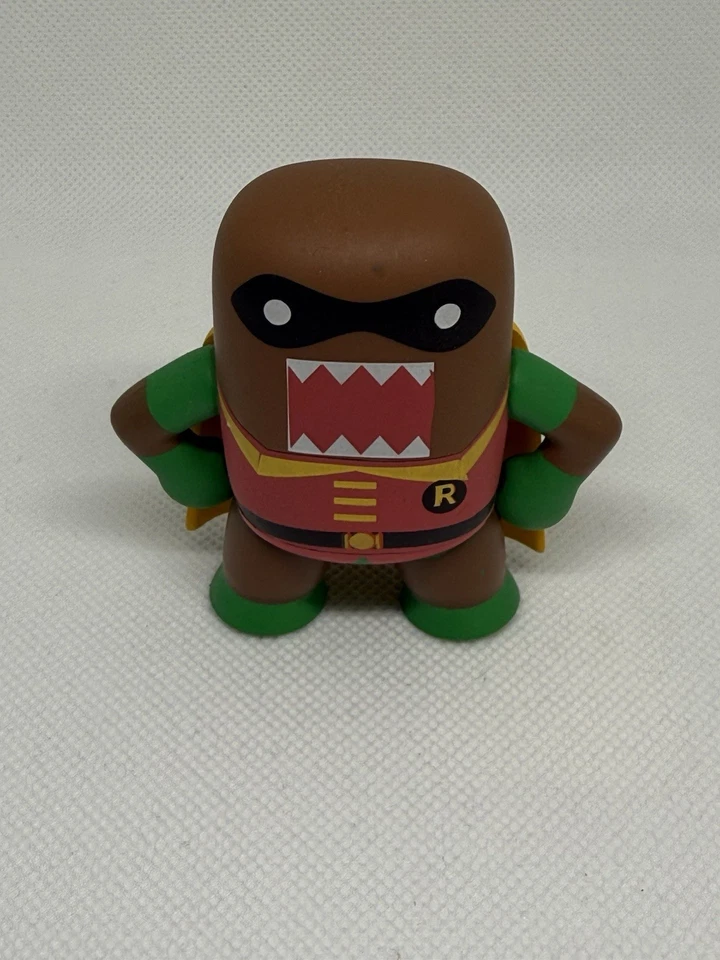 Funko Mystery Minis DC/DOMO Robin con cinturón negro Foto 1 de 1