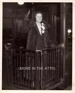 IRENE DUNNE WAVES FAIRWELL ORIGINAL VINTAGE RKO HOLLYWOOD CANDID STILL - Picture 1 of 1