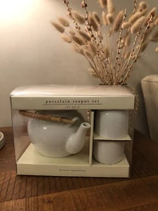 Neu im Karton Pier 1 Imports weißes Porzellan Porzellan Teeservice 4 Tassen & Teekanne Pier One - Bild 1 von 5