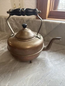 Tetera vintage de latón con mango de madera - Imagen 1 de 10