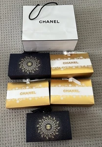 4 CHANEL Weihnachtsgeschenktüten "leer" Limited Edition 2024 & 2025 & eine Papiertüte - Bild 1 von 4
