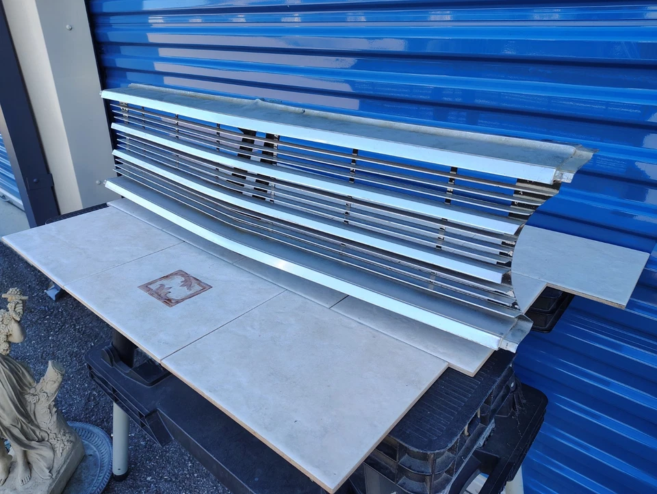 Ford Fairlane Ranchero Cobra 1969 parrilla central delantera con soporte de fábrica EE. UU./OEM  Foto 1 de 4