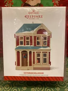 2014 HALLMARK - MEMBER EXCLUSIVE VICTORIAN DOLLHOUSE - HTF MIB - Picture 1 of 8